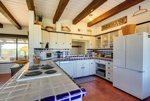 Fridge, microwave, oven, stovetop - Los Ocotillos Villa with Private Pool in the Heart of Wickenburg! (Wickenburg)