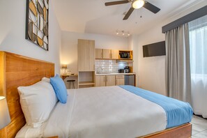 1 quarto, cofres nos quartos, escrivaninha