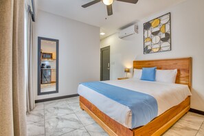 1 Schlafzimmer, Zimmersafe, Schreibtisch, Bügeleisen/Bügelbrett