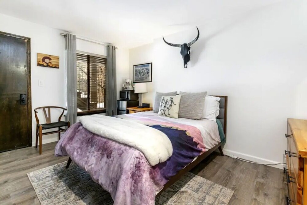 BC West 1BD/1BA w/ Private Pool + Tennis Court + Hot Tubs! Avon