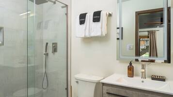 Secador de cabelo, toalhas de banho, sabonete, shampoo
