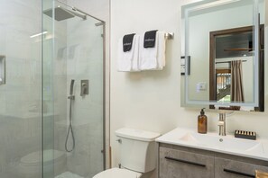 Séchoir à cheveux, serviettes fournies, savon, shampooing