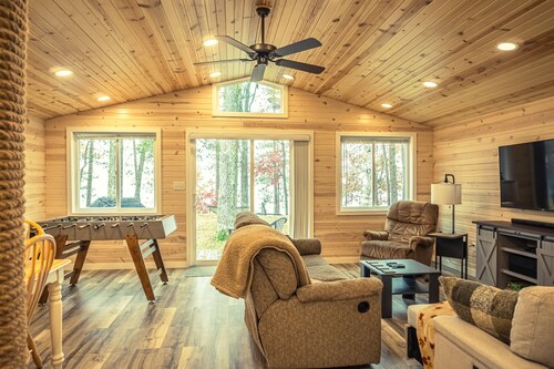 Cozy Lake Front Cottage, Escape with Amenities