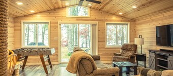 Cozy Lake Front Cottage, Escape with Amenities