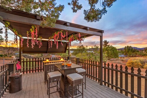 Serene Home ~ Sleeps 16 ~ Kings & Queens~ 2 Kitchens~ Hot Tub ~ Starlink Wifi