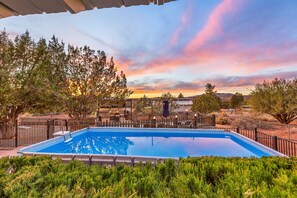 Innendørsbasseng og utendørsbasseng