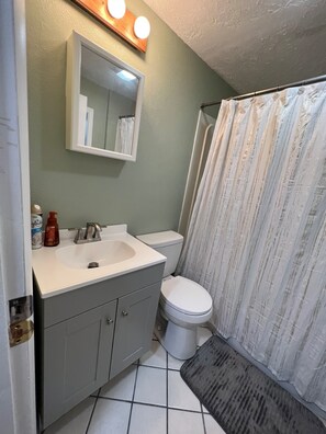 Combined shower/tub, towels, soap, toilet paper