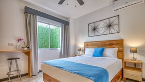 Une chambre moderne avec un lit en bois, un bureau, une chaise et une fenêtre avec des rideaux.
