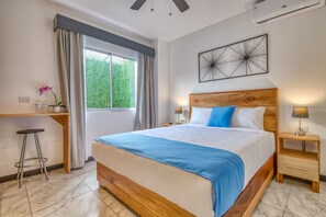 1 makuuhuone, tallelokero huoneessa, työpöytä, silitysrauta/-lauta