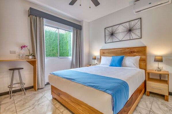 1 Schlafzimmer, Zimmersafe, Schreibtisch, Bügeleisen/Bügelbrett