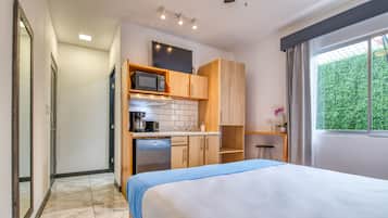 1 bedroom, in-room safe, desk, iron/ironing board