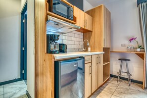 Jääkaappi, mikroaaltouuni, kahvin-/teenkeitin, vedenkeitin