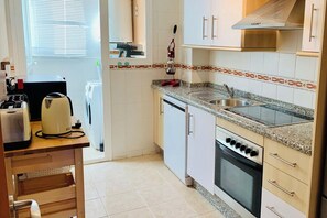 Frigorífico, microondas, horno y placa de cocina