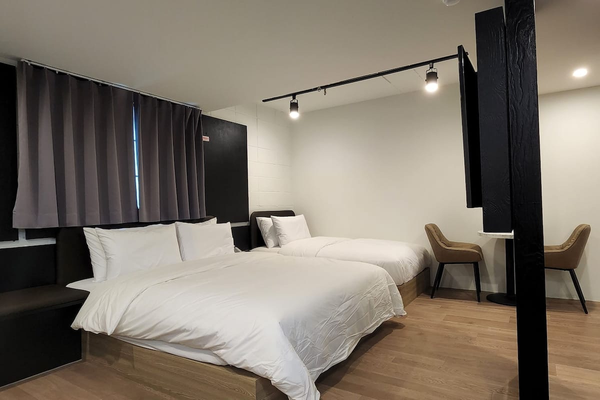 Kamar Twin Deluks | Area keluarga | Smart TV 60-inci dengan saluran TV digital, TV, dan film berbayar