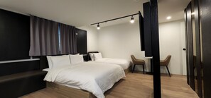 Deluxe Twin kamer | Woonruimte | Een 60-inch smart-tv met digitale zenders, televisie en betaalfilms