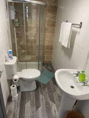 Douche, serviettes fournies