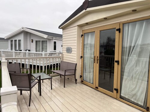Caravan - Sleeps 8 - Pets Ok - Parking