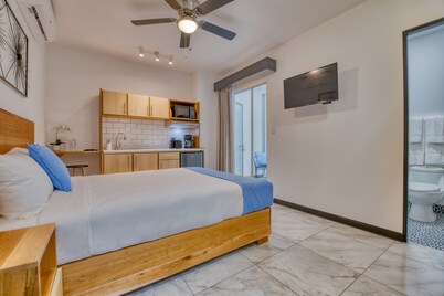 Lovely 1-Bed/1Ba apartment with Patio in Downtown!