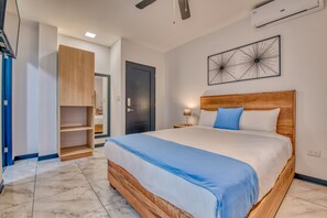 1 bedroom, in-room safe, desk, iron/ironing board - Lovely 1-Bed/1Ba apartment with Patio in Downtown! (San Jose)