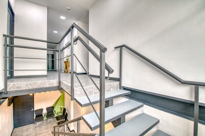 Lovely 1-Bed/1Ba apartment with Patio in Downtown!