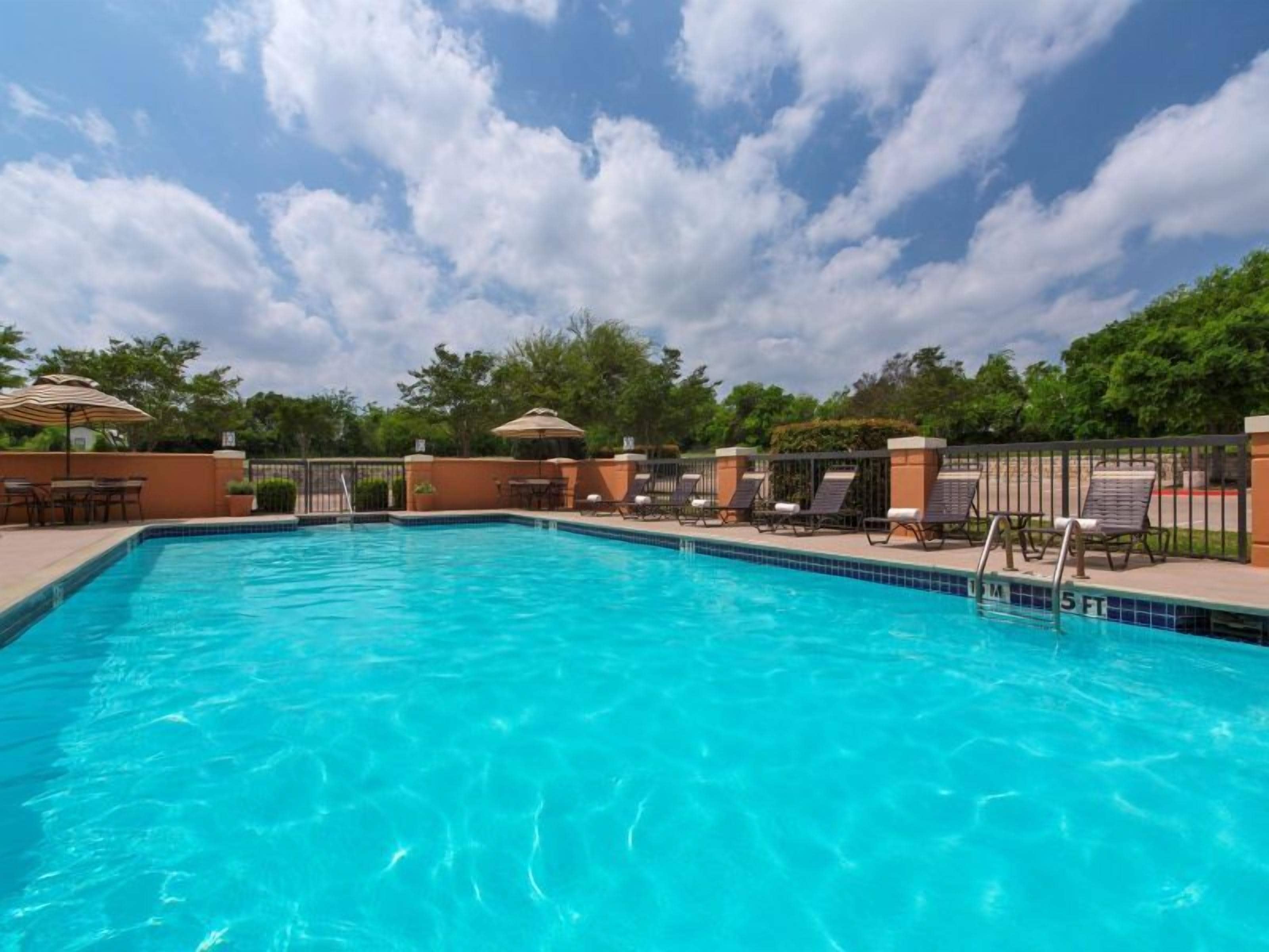 Walking in Saguaro National Park! Pet-friendly, Parking, Pool, Airport Shuttle!