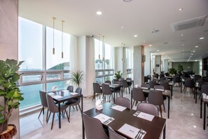 Daily buffet breakfast (KRW 22000 per person)