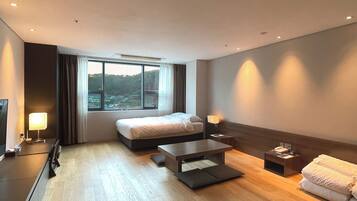 Värdeförvaringsskåp på rummet, mörkläggningsgardiner och ljudisolering