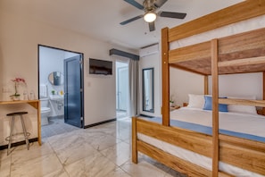 1 Schlafzimmer, Zimmersafe, Schreibtisch, Bügeleisen/Bügelbrett