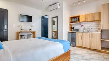 1 dormitorio, caja fuerte, escritorio y tabla de planchar con plancha