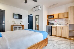 1 sovrum, värdeförvaringsskåp på rummet och skrivbord