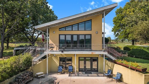 Spacious 4-bedroom vacation home 16 minutes from University of Kansas