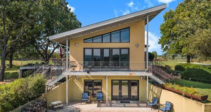 Spacious 4-bedroom vacation home 16 minutes from University of Kansas