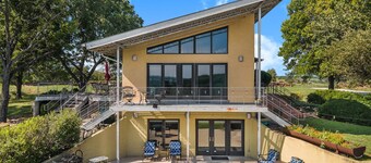 Spacious 4-bedroom vacation home 16 minutes from University of Kansas