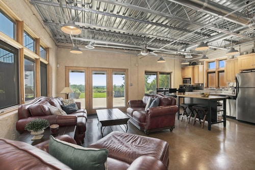 Spacious 4-bedroom vacation home 16 minutes from University of Kansas