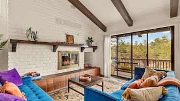 Een smart-tv, videogames, tafelvoetbal en een tafeltennistafel