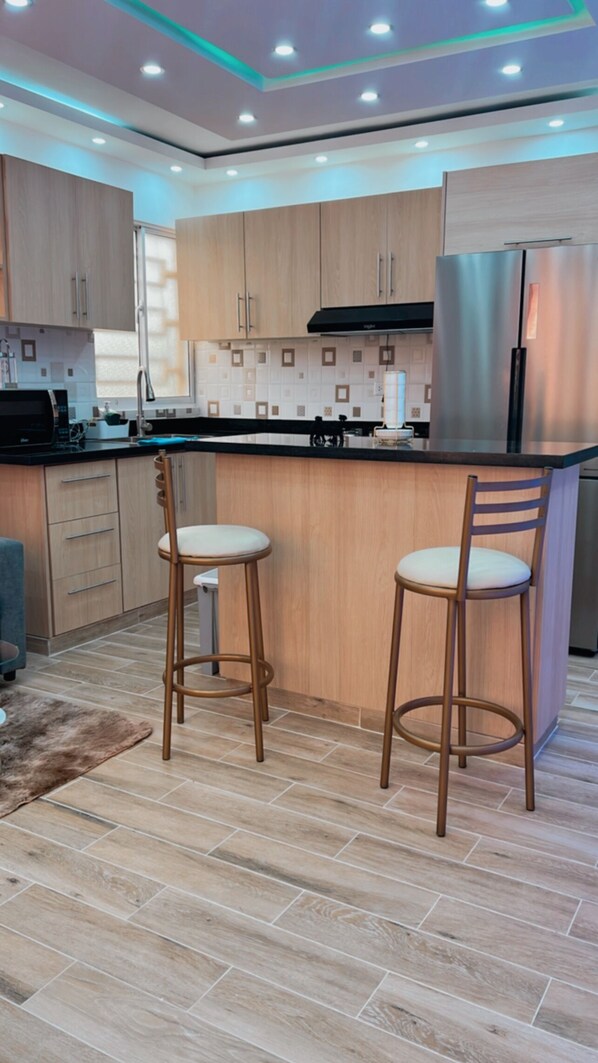 Four à micro-ondes, un four, cafetière-théière, grille-pain