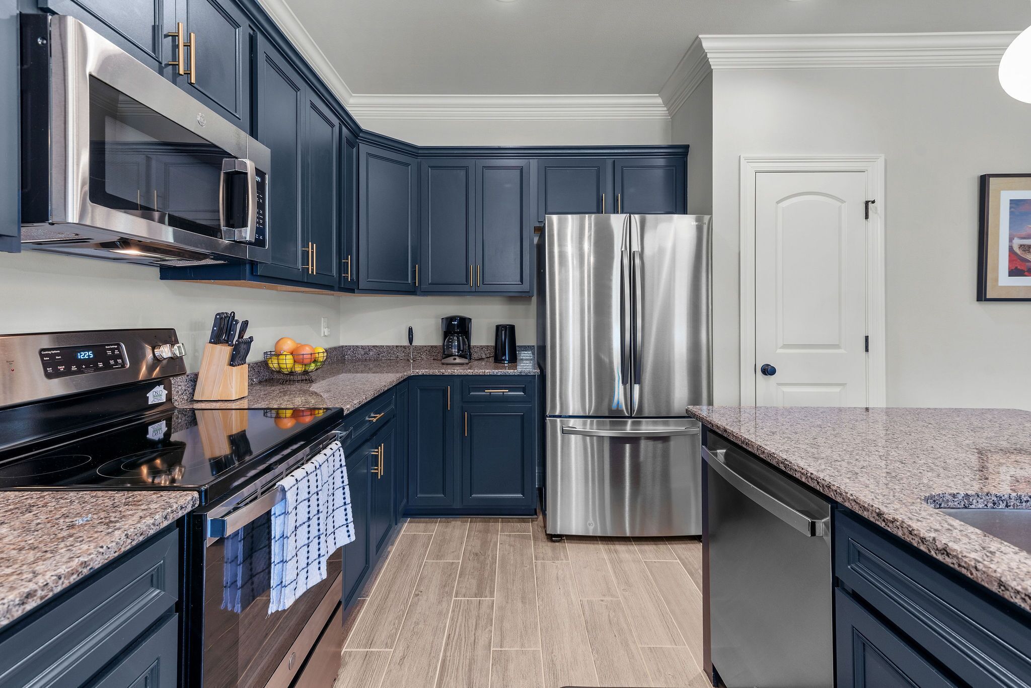 Frigorífic, microones, forn i placa de cuina 