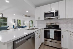 Kjøleskap, mikrobølgeovn, ovn og kokeplater