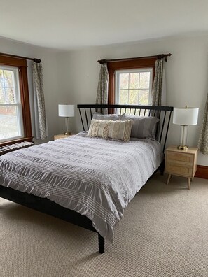 4 bedrooms, desk, iron/ironing board, free WiFi