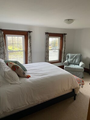 4 bedrooms, desk, iron/ironing board, free WiFi