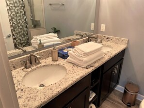 Shower, hair dryer, towels, soap - 	
⭐Skyline views!⭐ Mins from Downtown and Topgolf! Large Deck, Fenced in yard! (Nashville)