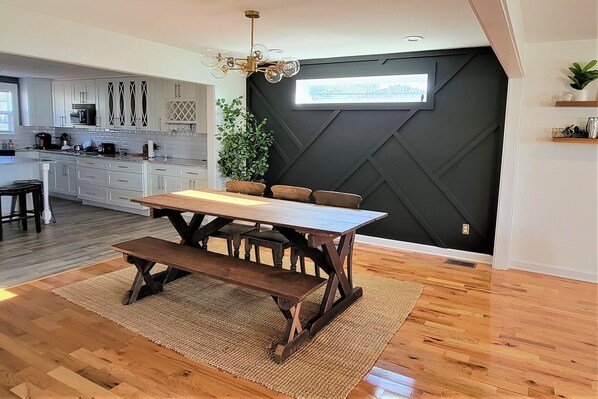 Dining - 	
⭐Skyline views!⭐ Mins from Downtown and Topgolf! Large Deck, Fenced in yard! (Nashville)