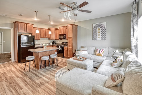 Brand new chic condo minutes from FSU/TCC/FAMU!