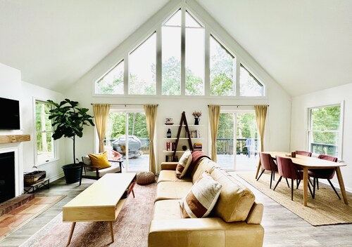 Cozy Chalet: Newly Renovated Two Bedroom with WiFi, Deck, Fire Pit & Grill