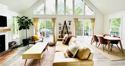 Cozy Chalet: Newly Renovated Two Bedroom with WiFi, Deck, Fire Pit & Grill