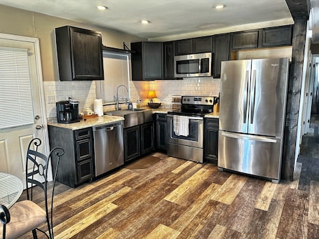 Fridge, microwave, oven, stovetop. Blue Skies!