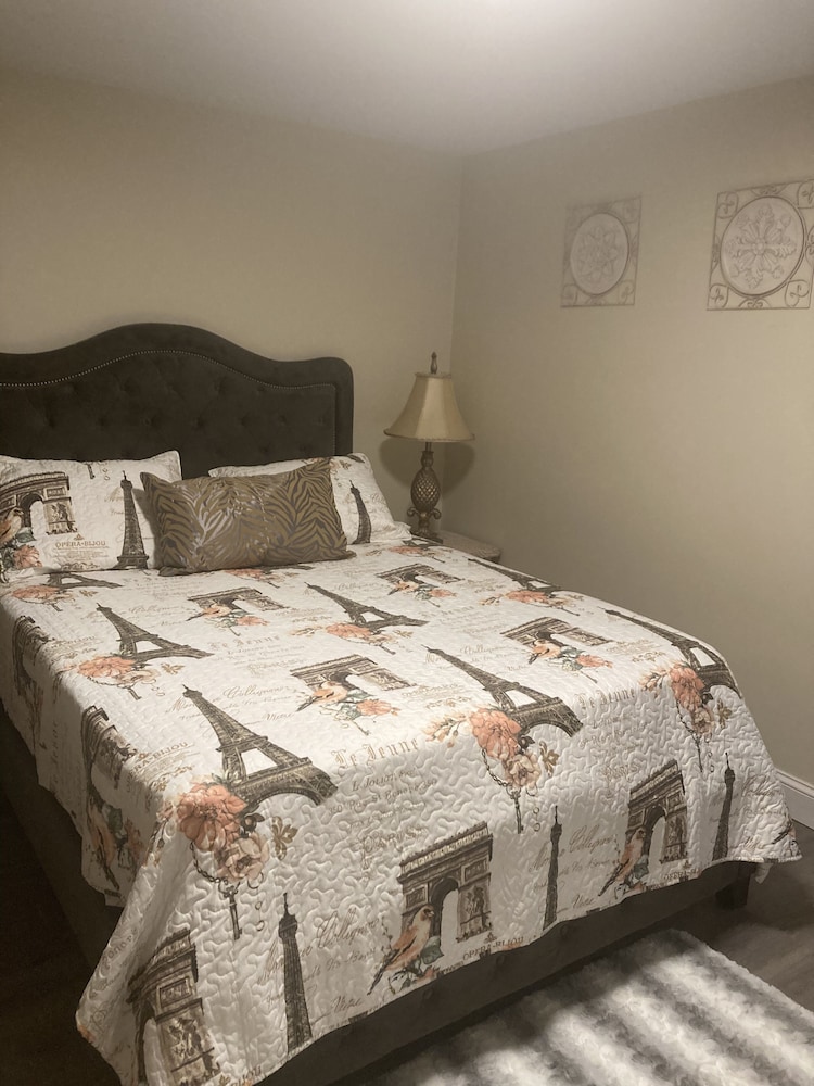 Trendy 2nd Floor Townhome near Federal Hill in Providence Providence