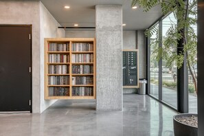 Interior - Ideal Culver City 1BR w/ W/D, Pool & Gym, nr shops & bars, by Blueground (Los Angeles)