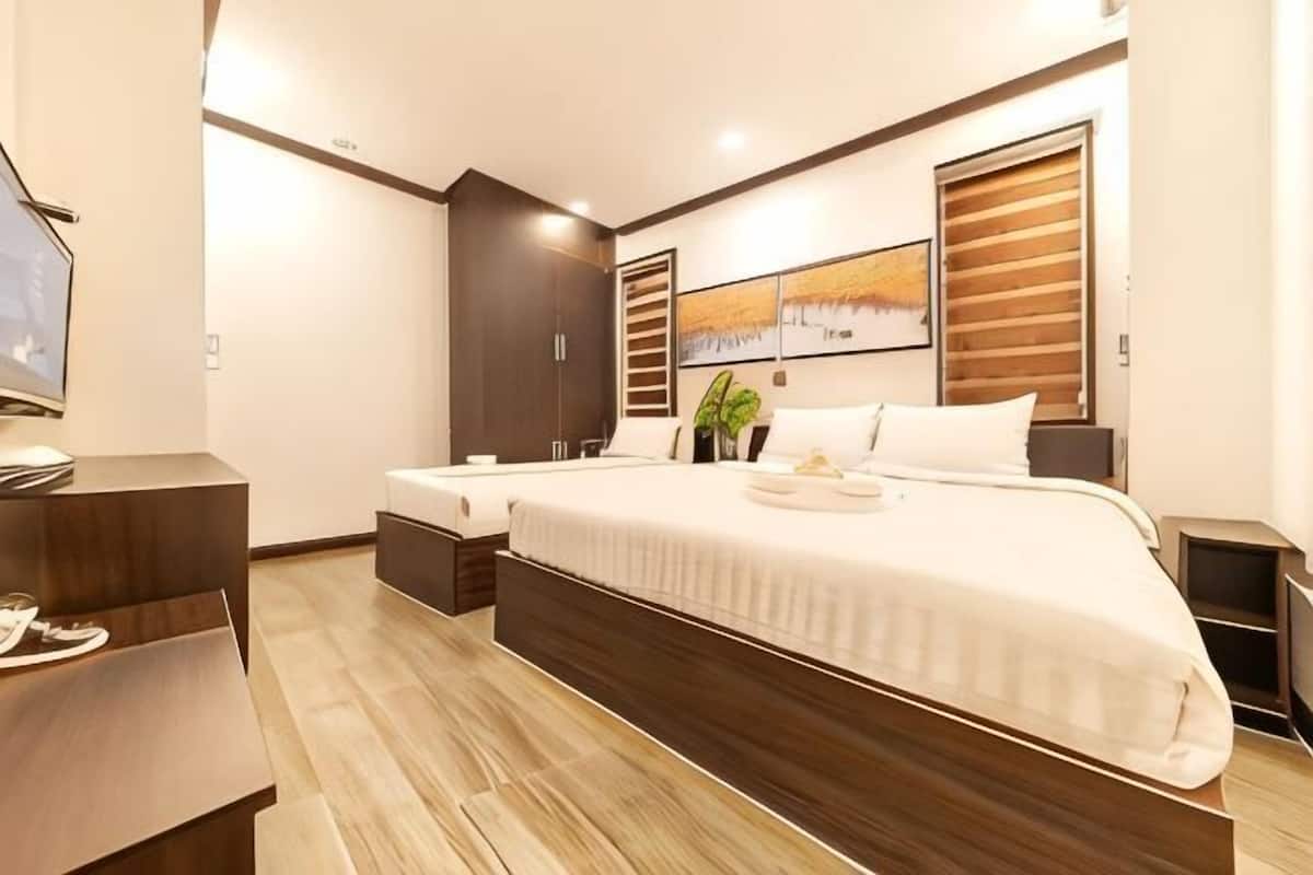 Hypo-allergenic bedding, minibar, in-room safe, desk