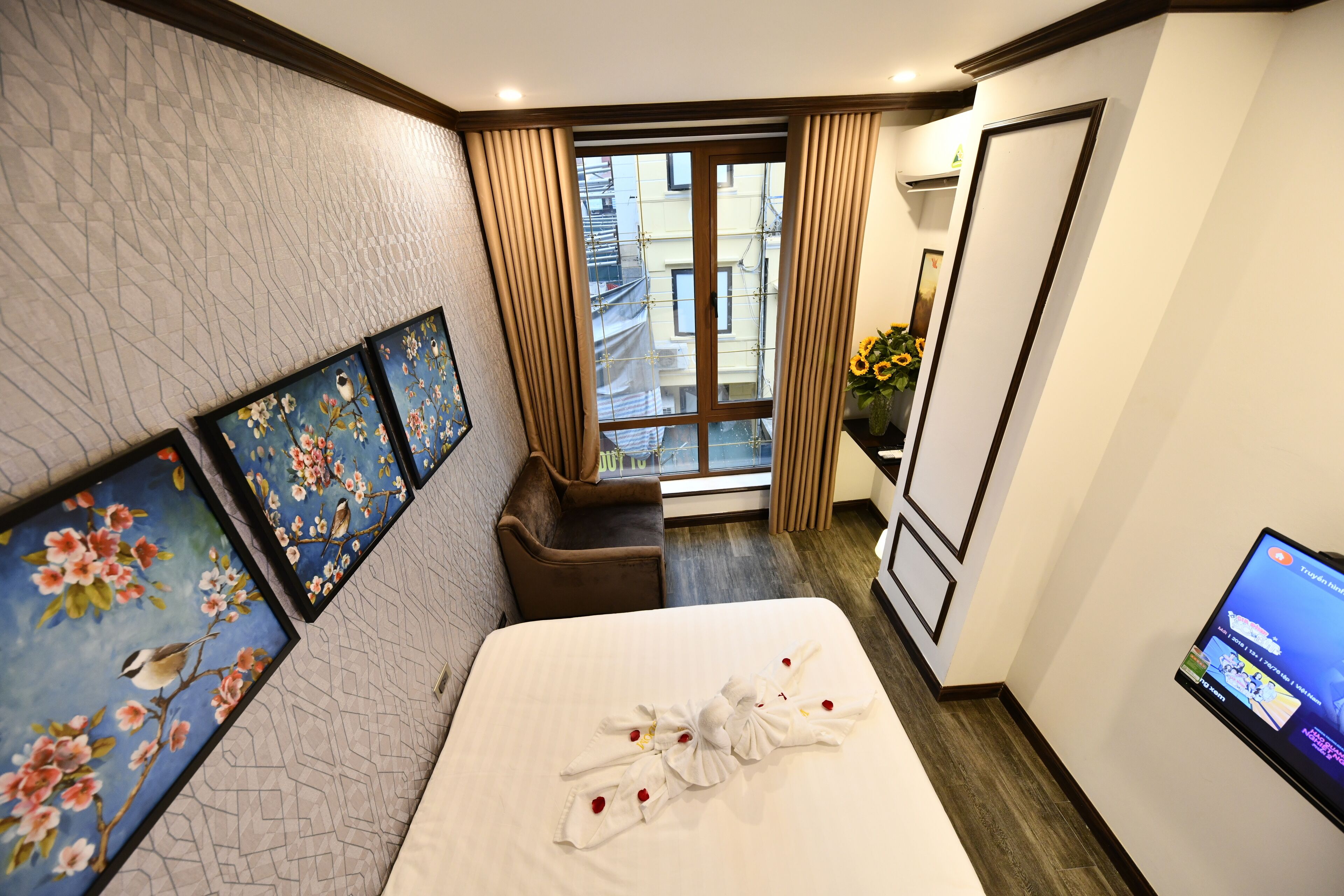 Hypo-allergenic bedding, minibar, in-room safe, desk